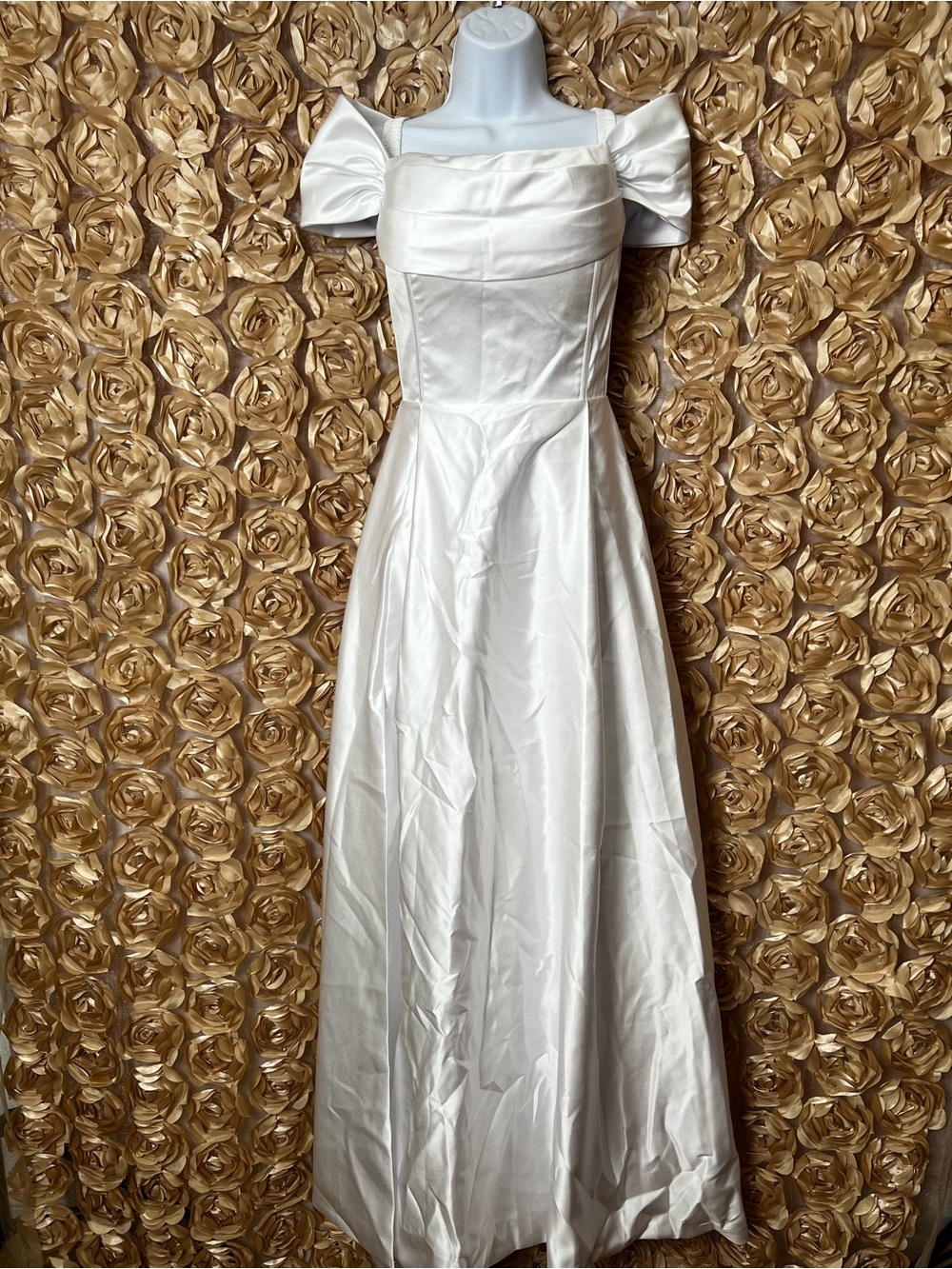 Elegant White Satin Puff-Sleeve Evening Gown
🚨NEW WITHOUT TAGS🚨